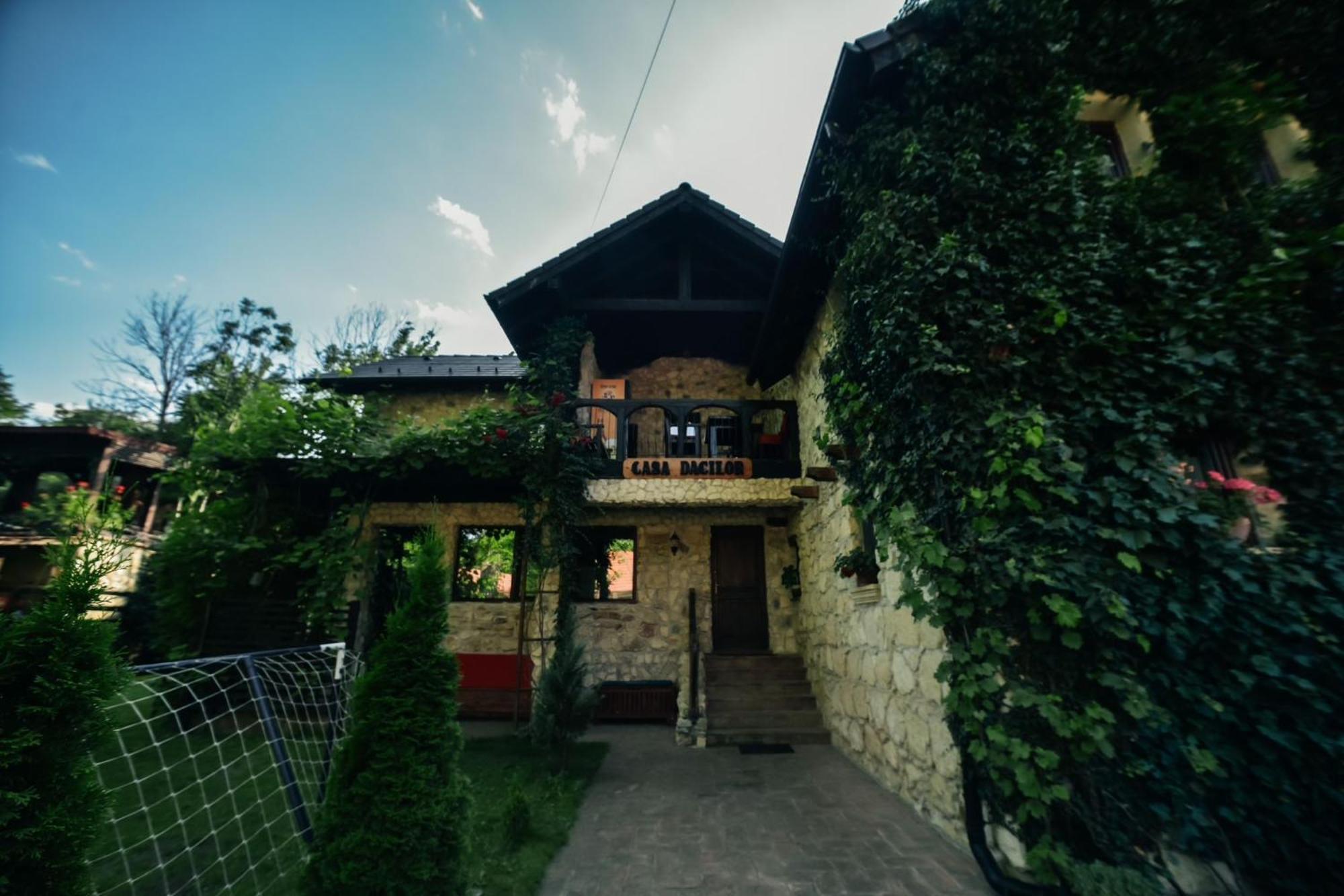 Pensiunea Casa Dacilor Podeni Экстерьер фото